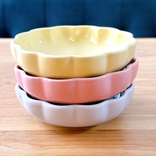 かわいすぎて全色まとめ買いした！セリアの「フランフランみたいな食器」がレトロかわいい…！お花の形が素敵なんです