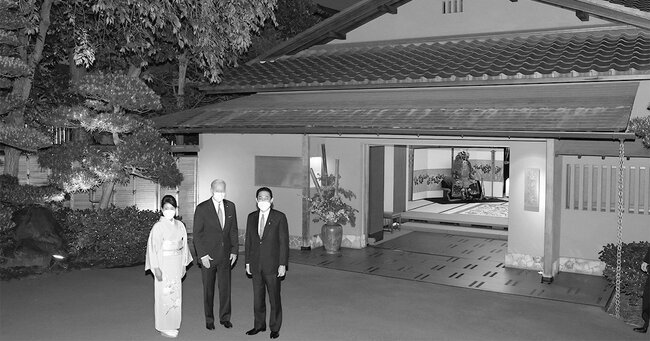 5月23日、東京・白金台の「八芳園」での夕食会を前に、米大統領のジョー・バイデン（中央）を出迎える首相の岸田文雄（右）と裕子夫人