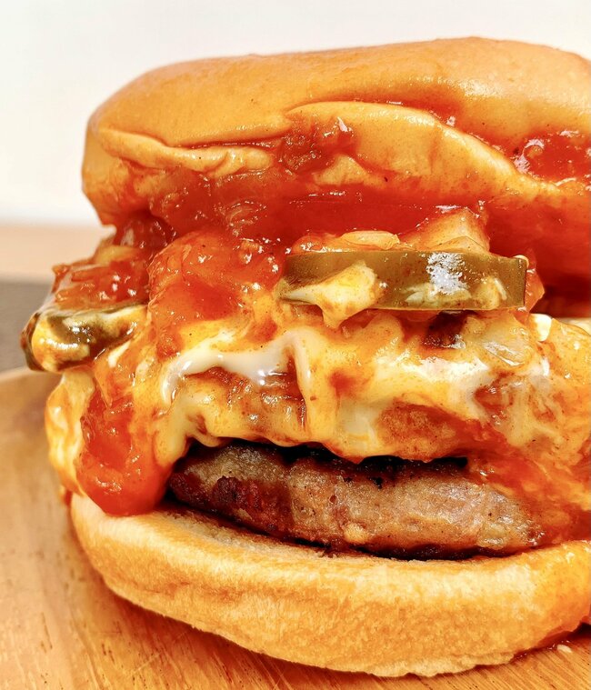 「30回くらい食べたい」モスバーガーの“やりすぎメニュー”厚みと重さがハンパない！「全部乗せ感大好き」「1番好きなメニュー」《実食レビュー》