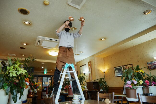 右京さん超えてるって！脚立からコーヒーとミルクを注ぐ喫茶店、息子が3代目マスターになったワケ