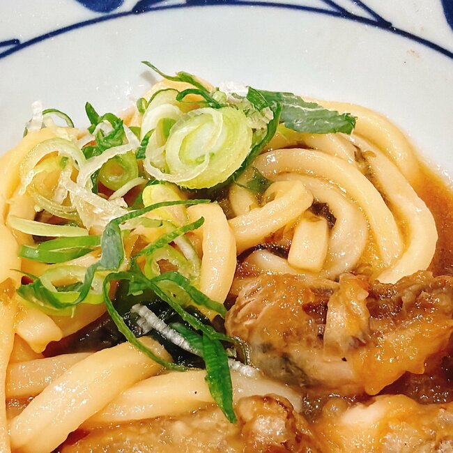 「冬の暴力すぎる…」丸亀製麺の“限定やみつきメニュー”コク旨で食べる手が止まらない!「ドチャクソうまかった」「かなりオススメです」