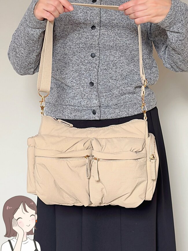 「再入荷で買えました」3COINSの“ポケットたくさんバッグ”収納力すごすぎる！「毎日使っています」「買って正解でした！」