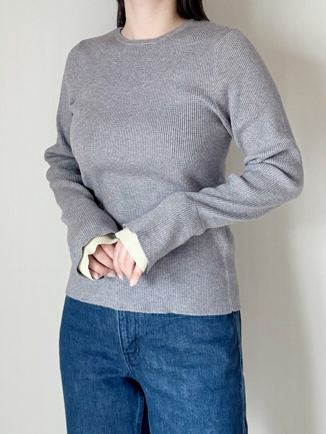 「2色買いました」「袖がかわいい」グローバルワークの“2093円トップス”たっぷり着回せてコスパ抜群です!「腕が細見えします」