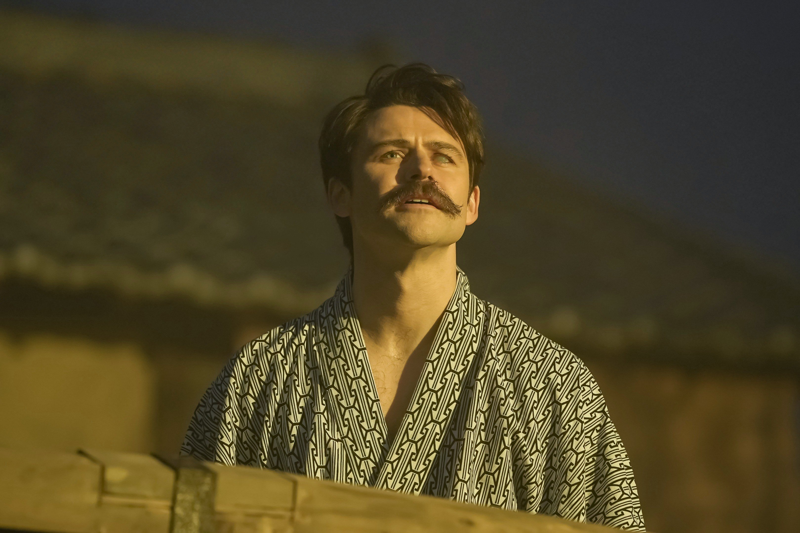 司之介(岡部たかし)、ぼったくりすぎでしょ…「牛乳1本20銭」でカモにされっぱなしのヘブン〈ばけばけ第23回〉