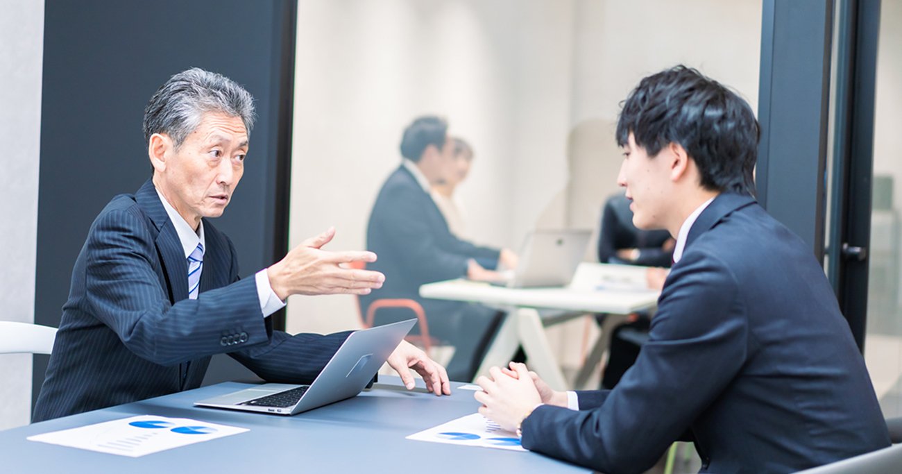 写真：ミーティングをする上司と部下
