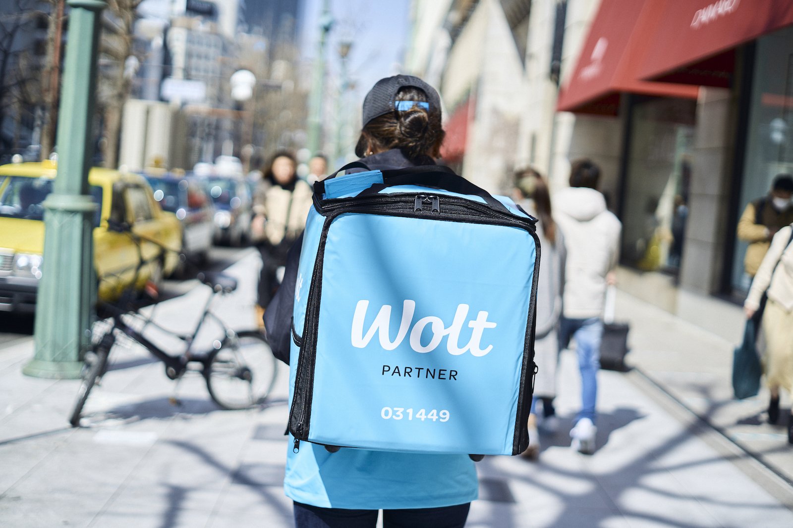 フードデリバリーサービス「Wolt」は新たに背番号入りの配達バッグを導入する