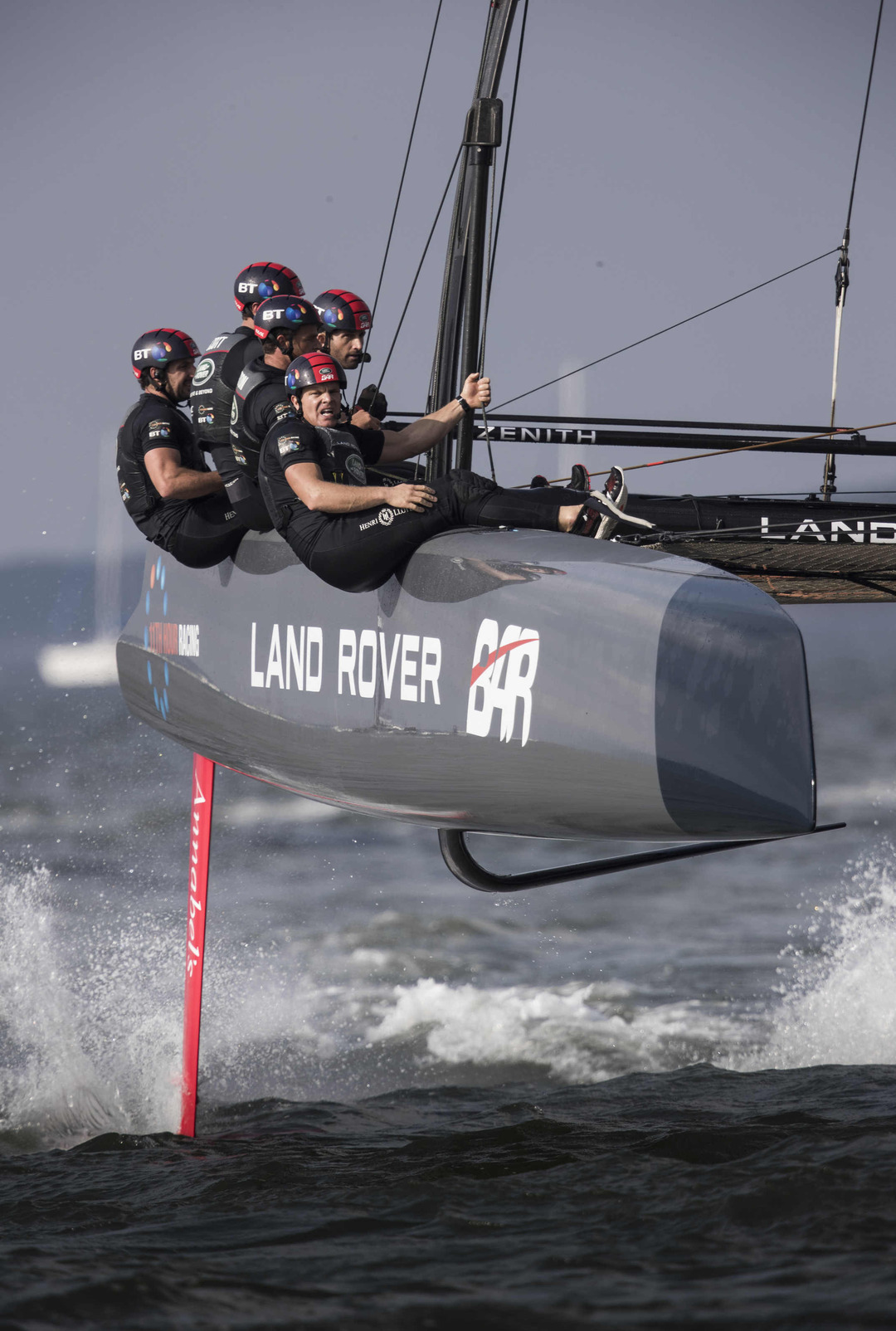 日本で開催されたアメリカズカップで<br />ランドローバーBARが優勝した