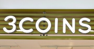 【3COINS】普通の財布に戻れないかも…！スマホより薄い“ぺたんこポーチ”カードや診察券が30枚入って便利！《購入レビュー》