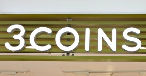 【3COINS】普通の財布に戻れないかも…！スマホより薄い“ぺたんこポーチ”カードや診察券が30枚入って便利！《購入レビュー》