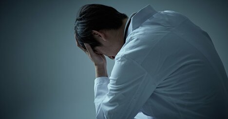 「休めない若手医師」はなぜ生まれるのか…専門職育成に潜む「自己研鑽」という呪縛