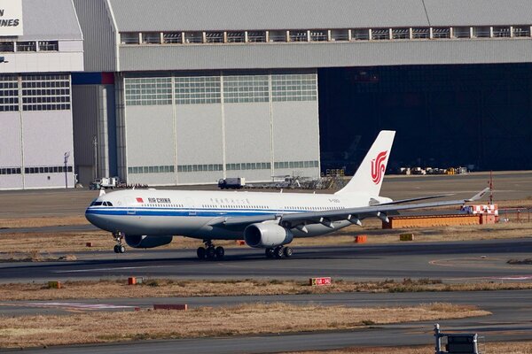 羽田空港に着陸する中国国際航空のエアバスA330