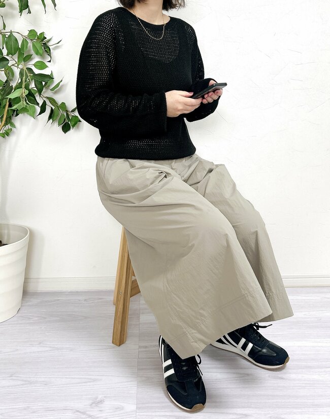 「履き心地、最高です！」ユニクロの“スカートみたいなパンツ”がめっちゃ軽くて楽ちん…！「体型も拾わず買って正解」「花粉や埃が付きにくい」