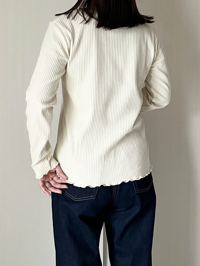 「色違いで4枚目の購入です」ハニーズの“1680円トップス”ポカポカなのに着膨れしなくて感動！「袖のフリルが可愛い」「着心地が本当に良くてリピ」