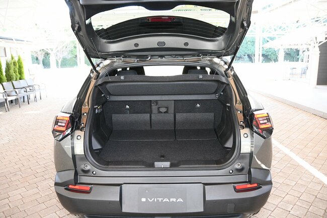 撮影用車両として用意されていたXグレードの定員状態でのラゲッジルーム。トノボードが付いた状態