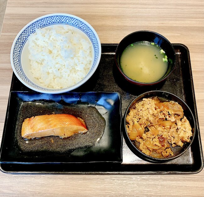 「大盛3杯食べちゃいました」吉野家の“肉と魚のダブル定食”ご飯おかわり無料なのが嬉しい！「おばあちゃんの味がする」「懐かしくて泣けてきた」《実食レビュー》