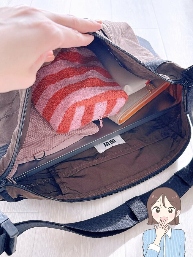 「毎日使っちゃう」「2色買いしました」ユニクロの“大容量ショルダーバッグ”が使い勝手バツグン！「肩にかけているのを忘れるぐらい軽快です」《購入レビュー》