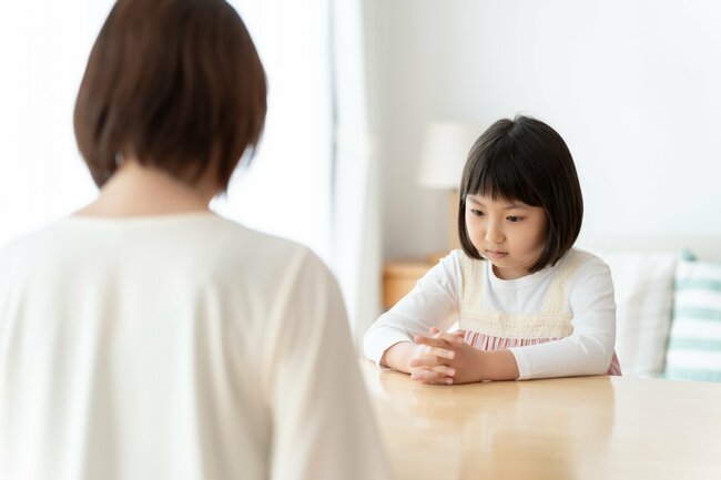 女の子を叱るお母さん