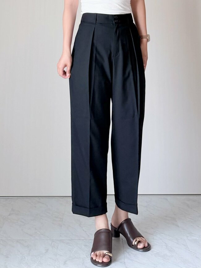 「脚が長く見える」GUの“美脚パンツ”細見えシルエットで着痩せします！「色違いも購入」「サラサラで涼しい」《購入レビュー》