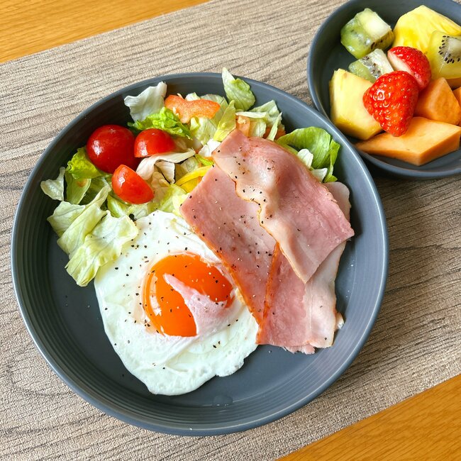 待って、220円に見えないよ…！ダイソーで見つけた「IKEAにありそうな食器」北欧風がオシャレで、何をのせてもカフェっぽくなる！