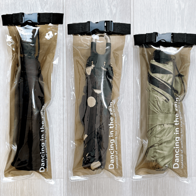 「カバンが濡れない」「大助かりです」3COINSの“天才レイングッズ”が雨の日のプチストレスを解決してくれた!「こういう商品を待っていました」