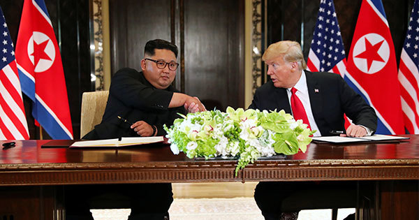 「包括的」な合意文書に署名した米国のトランプ大統領と北朝鮮の金正恩朝鮮労働党委員長 「包括的」な合意文書に署名した米国のトランプ大統領と北朝鮮の金正恩朝鮮労働党委員長