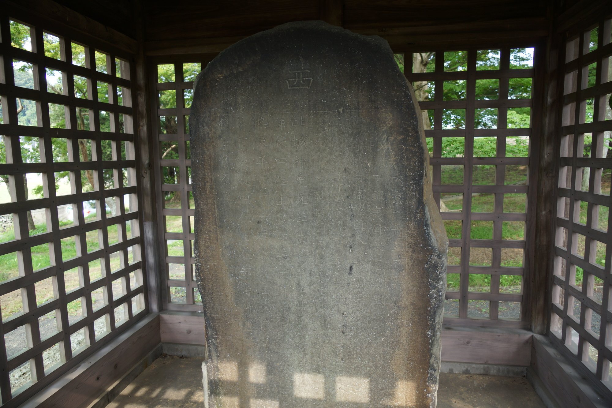 坂上田村麻呂の遺物「日本中央の碑」は本物か、青森の巨石に刻まれた謎を検証