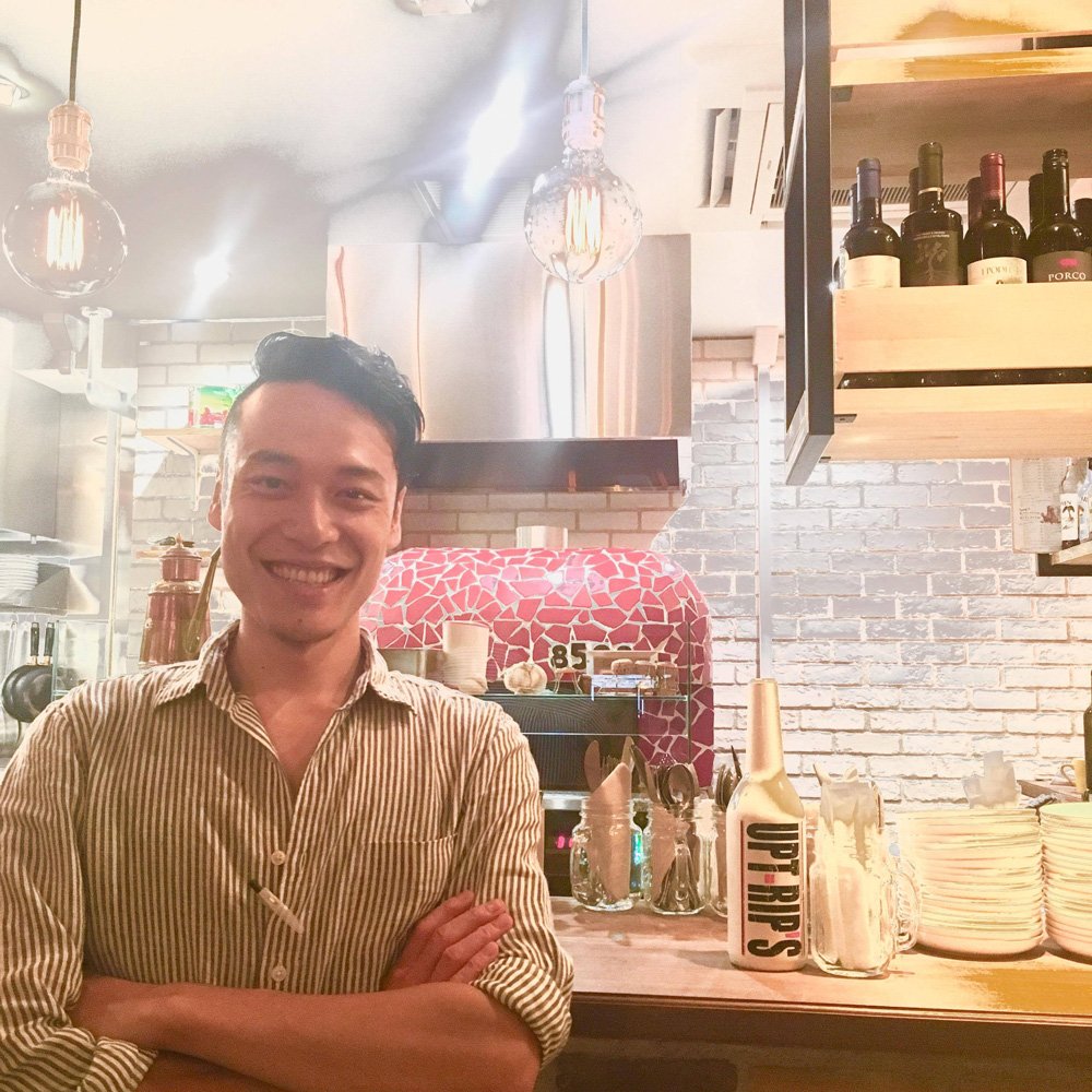 「店を開けていても商売になりません」と語るイタリアンダイニング・8528の矢吹昌也店長 Photo:バレル