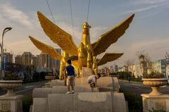 中国恒大危機を象徴する地方都市の幽霊ビル群