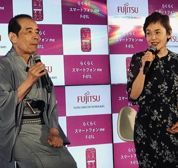 らくらくホンとかけて砂漠の交通機関と解く、その心は?富士通、大竹しのぶ&林家木久扇の新CM発表