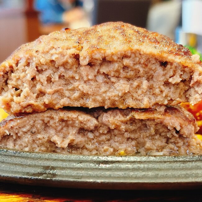 「ほんと大好き」ロイヤルホスト“平日限定の肉だらけランチ”がわんぱくすぎる!「よくばりさんセット」「満足メニューです」