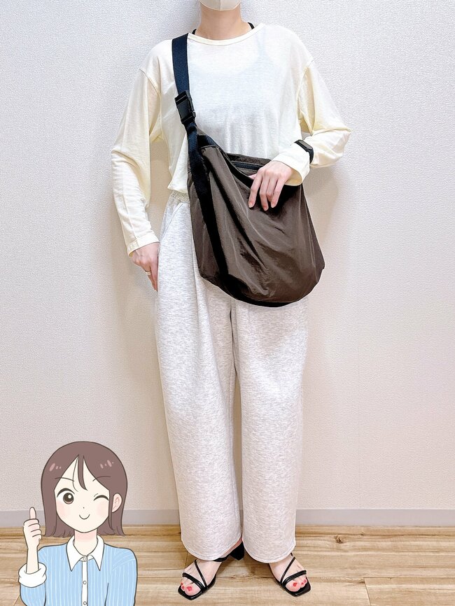 「毎日使っちゃう」「2色買いしました」ユニクロの“大容量ショルダーバッグ”が使い勝手バツグン！「肩にかけているのを忘れるぐらい軽快です」《購入レビュー》