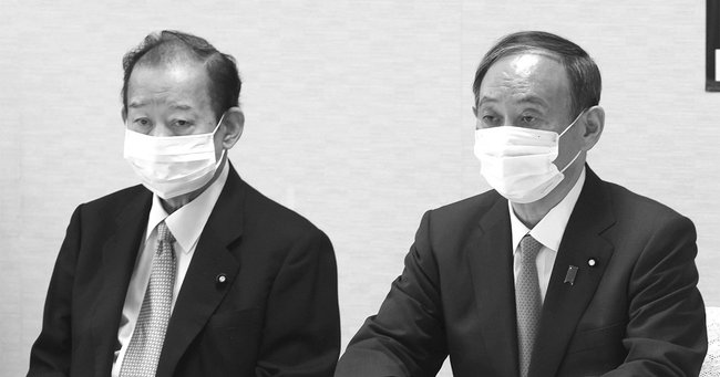 8月24日、自民党本部で党役員会に臨む首相の菅義偉（右）と幹事長の二階俊博。翌25日午前に菅・二階のトップ会談が開かれ、総裁選の日程などで合意した