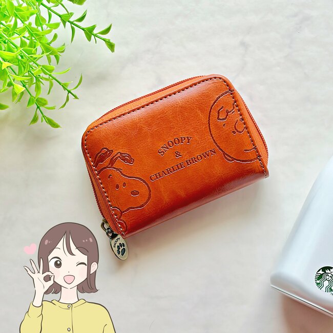 カードや診察券が37枚入った…!しまむら×スヌーピーの“ポケットたくさん財布”ガバッと開いて、お会計がスムーズです!