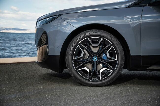 BMWがEV専用としてゼロから開発した「iX」、四輪駆動でパワフルな走り