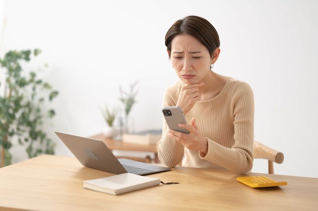 険しい表情の女性