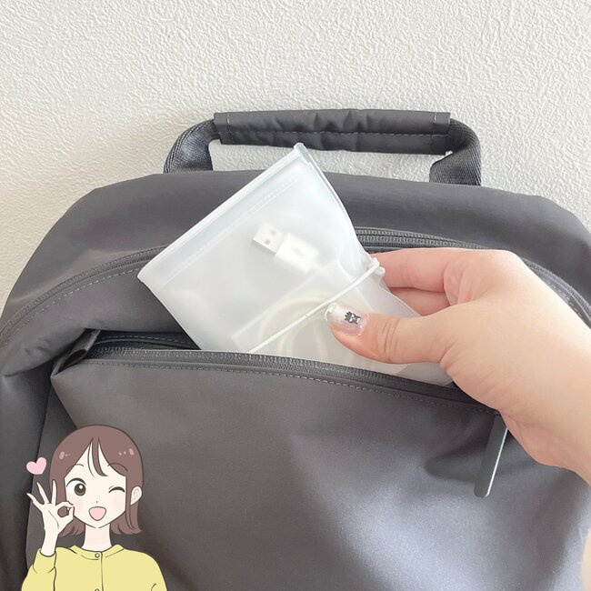 カードや診察券が30枚入った!セリアの“くるっとまとまるポーチ”バッグの必需品になりました!「試供品を入れるのにめっちゃ良かった」「洗顔から100円玉まですっきり入っていい感じ」