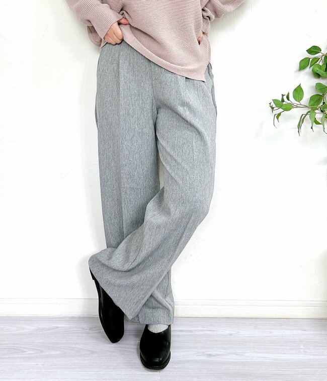 「勢いで3色買いしました」グローバルワークの“シワになりにくいパンツ”楽ちんなのにオシャレで手放せない…!「太ももがスッキリ」「1年中履ける」