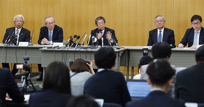 記者会見する関西電力の第三者委員会のメンバー