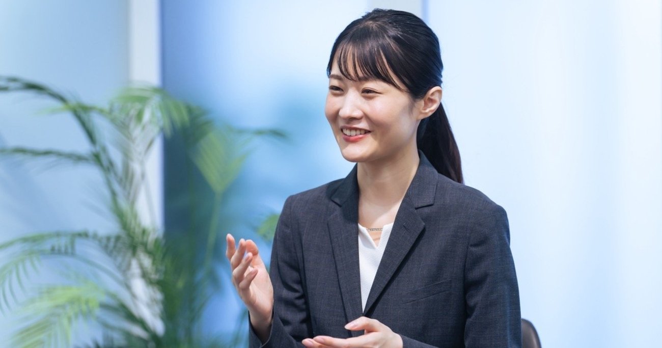 仕事ができる人の話の聞き方。3位は「メモをとる」。2位は「身を乗り出す」。では、1位は？