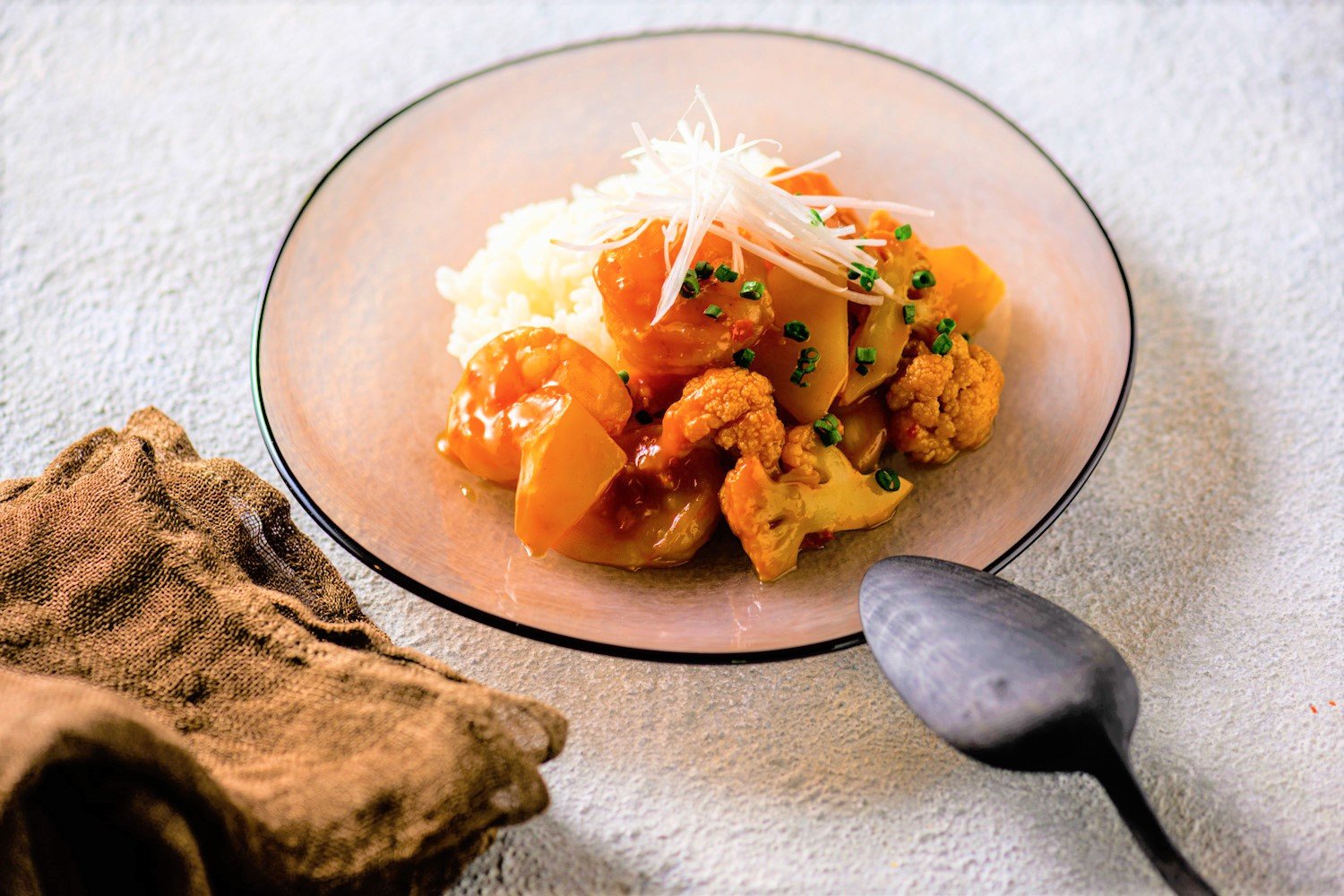 【夏休みはレンチンで何とかする！】料理未経験の男子でもカンタン！切って、詰めて、チンするだけエビとじゃがいもとカリフラワーの「エビチリ風丼」