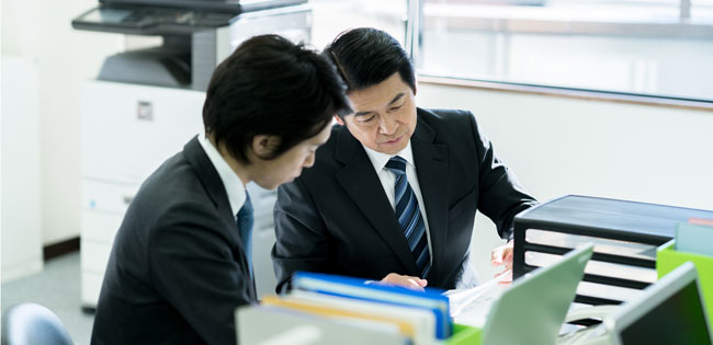 年下上司と年上部下