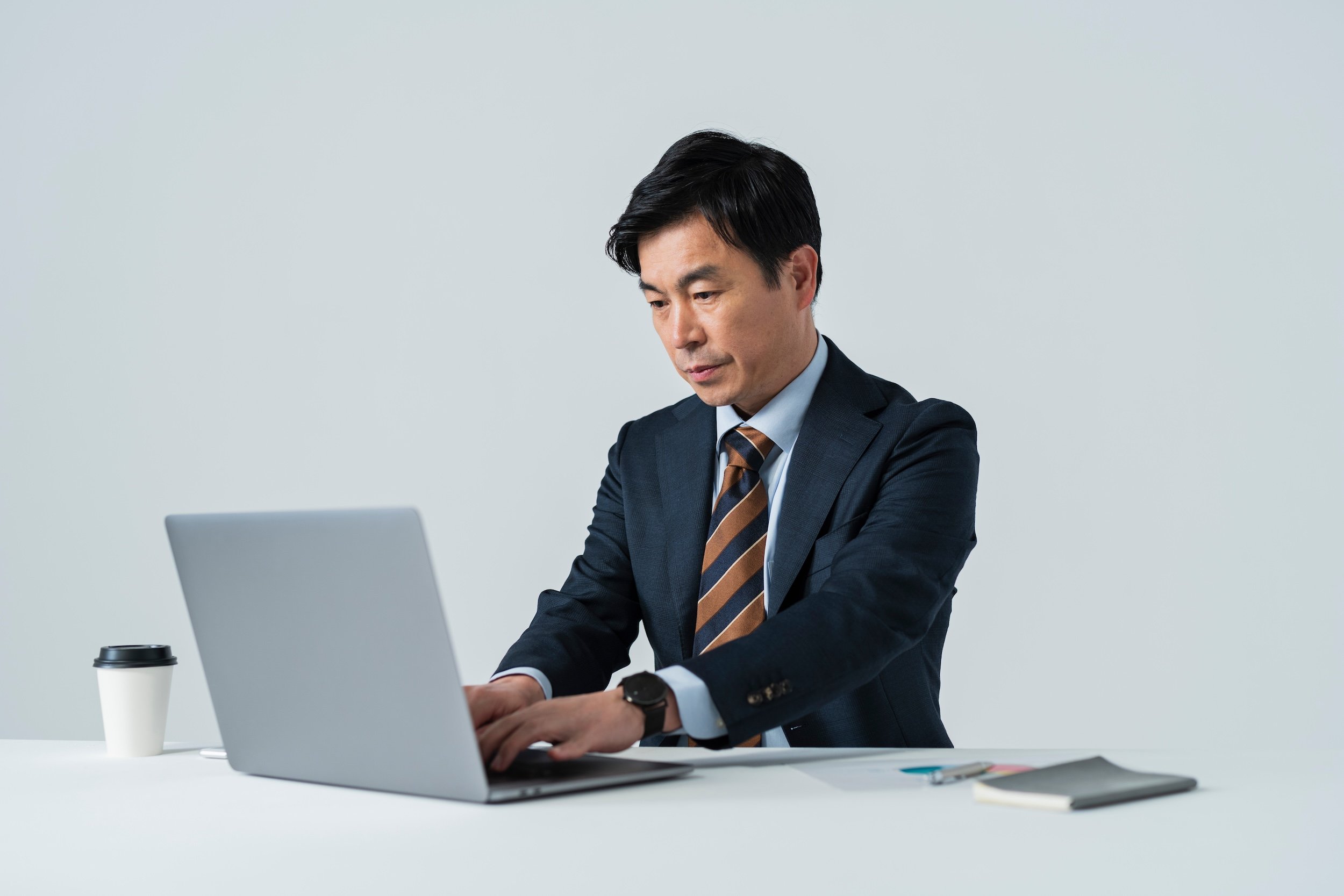「無能な上司の机の上にこっそり置いておきたい本だ」と話題。ちゃんとリーダーシップを発揮するための方法・ベスト1とは？