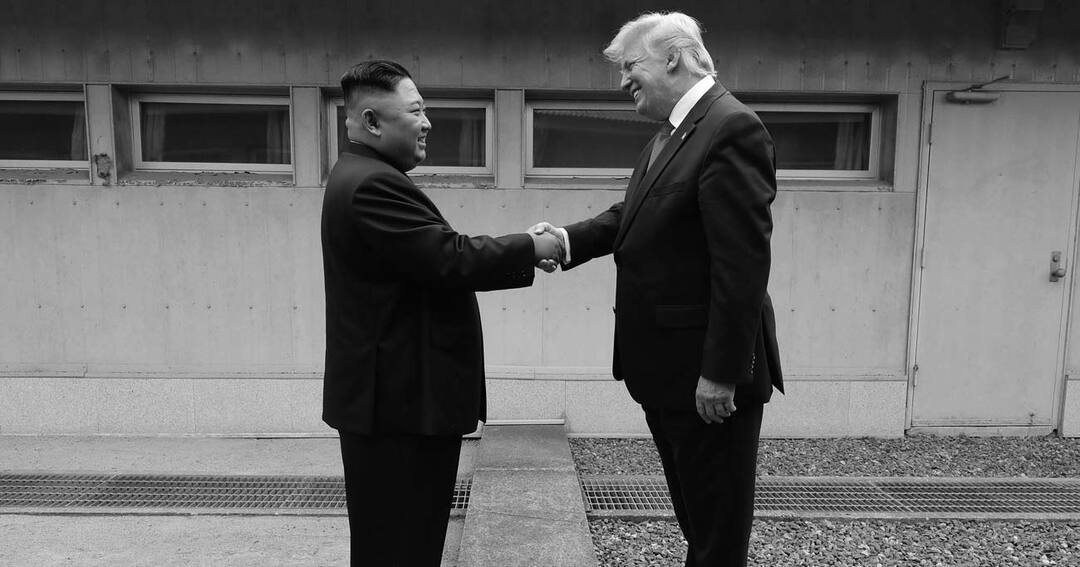 6月30日、板門店の軍事境界線を挟んで握手する北朝鮮の最高指導者、金正恩と米大統領のトランプ