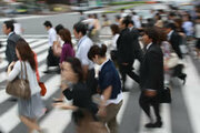 年収300万円なら十分“勝ち組”に？ 給料の「無限デフレスパイラル」が始まった
