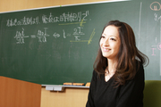 東進のカリスマ講師・宮内舞子さん動画　「すべてのことに理屈があるわけではない」仕事のヒントにも通じる“特別授業”を実況中継