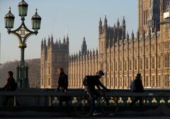 週休3日制の試験導入、英で開始　過去最大級