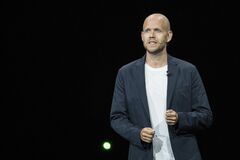 スポティファイCEO、人気ポッドキャスター巡る混乱で従業員に謝罪