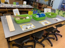 化学の授業が行われていた教室。幼稚園児でも楽しく実験できそうなアイディア満載の授業でした。