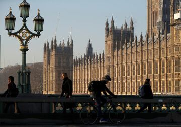 週休3日制の試験導入、英で開始　過去最大級