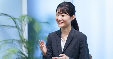 仕事ができる人の話の聞き方。3位は「メモをとる」。2位は「身を乗り出す」。では、1位は？
